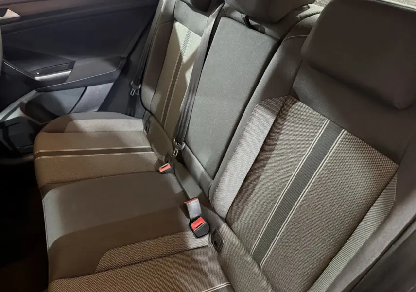 Vue intérieure côté droit des sièges arrière gris foncé du Volkswagen T-Roc 2020 avec ceinture de sécurité et appuie-têtes.