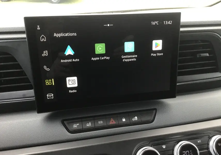 Vue rapprochée de l’écran tactile central du Renault Master 2026 avec interface multimédia OpenR Link et commandes en dessous.