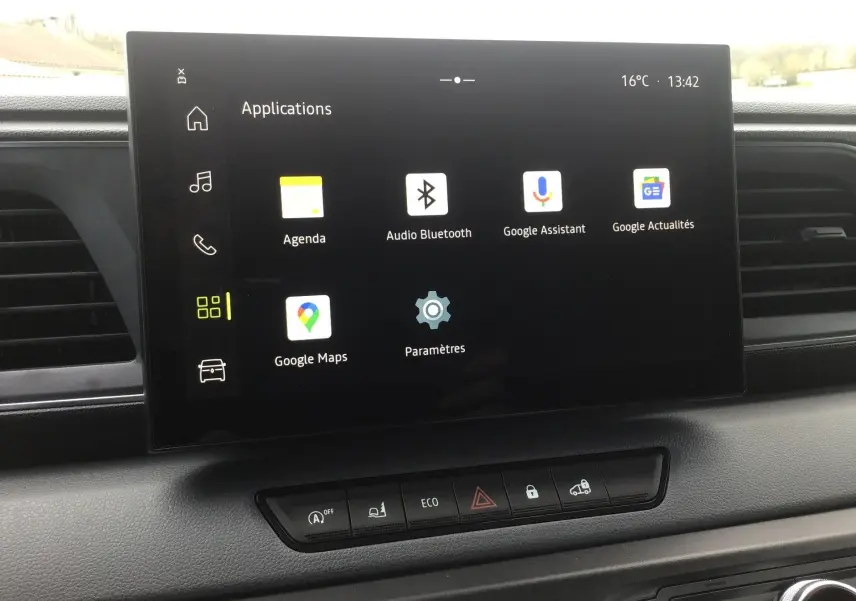 Écran tactile 10 pouces du système multimédia OpenR Link dans l'habitacle du Renault Master blanc, vue de face.