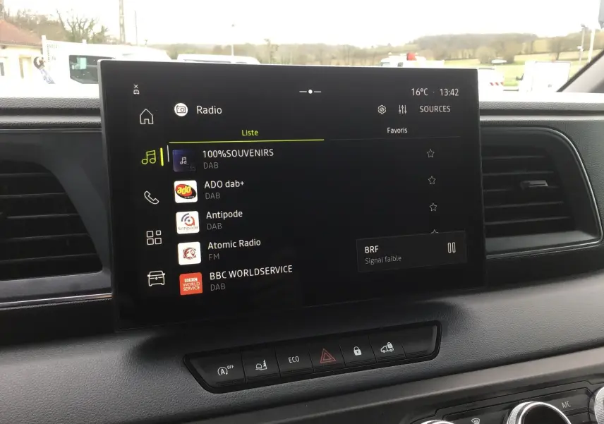 Vue rapprochée de l'écran tactile multimédia OpenR Link 10'' du tableau de bord du Renault Master 2026, intérieur noir.