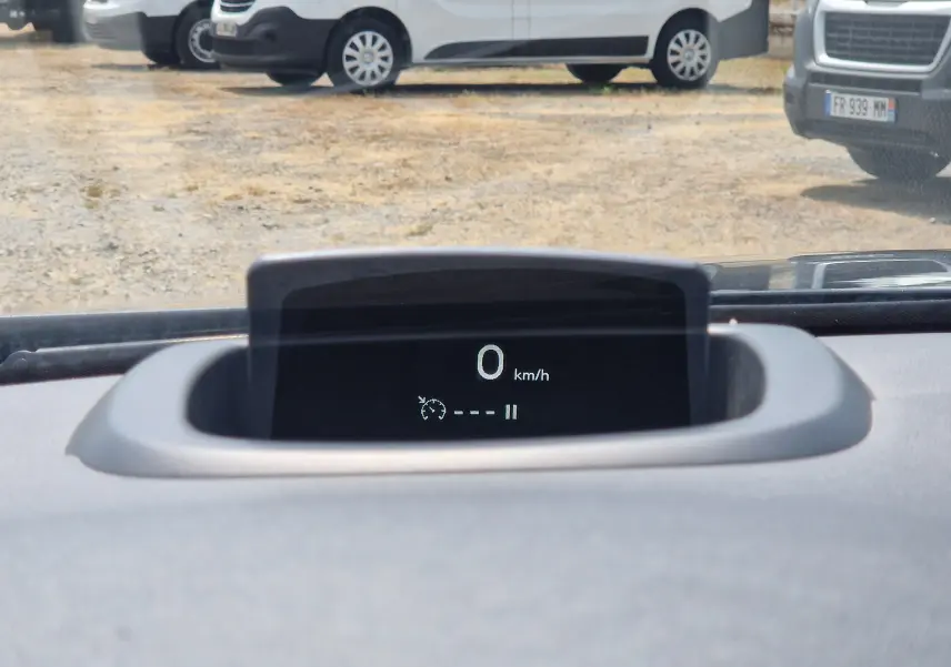 Affichage numérique du compteur de vitesse à 0 km/h sur le tableau de bord d'une Peugeot 508 SW gris Shark, vue intérieure avant.