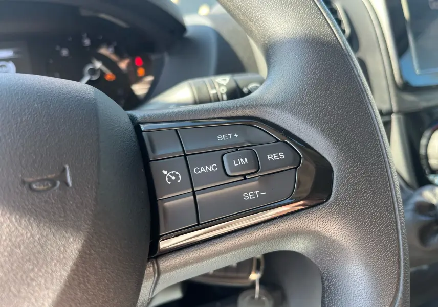 Gros plan sur les commandes de régulateur de vitesse au volant du Fiat Ducato Fourgon blanc, intérieur conducteur.