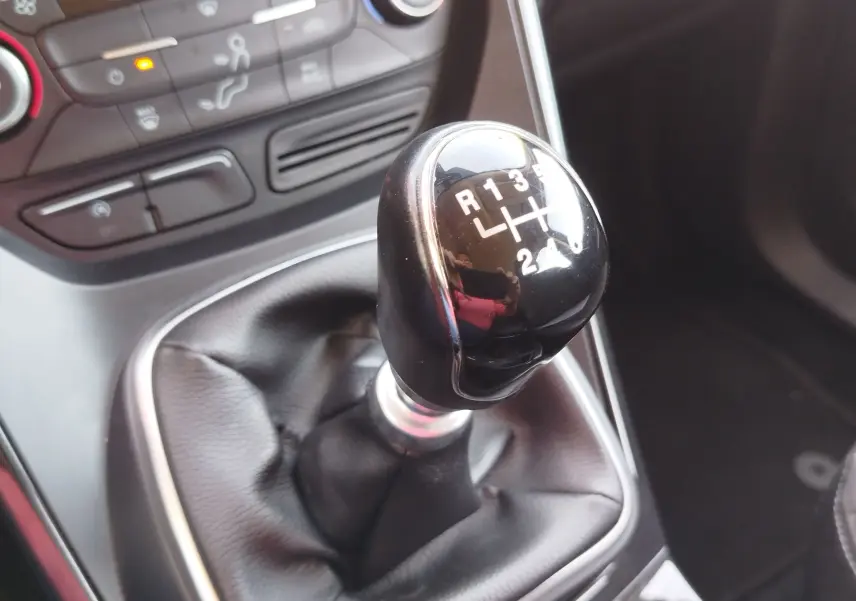 Le levier de vitesses manuel noir du Ford Kuga 2019, avec la console centrale et commandes de climatisation en arrière-plan.