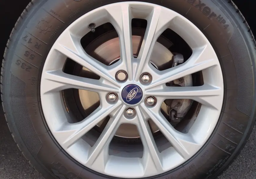 Gros plan sur la jante alliage argentée du Ford Kuga 2019 avec logo Ford central et disque de frein visible.