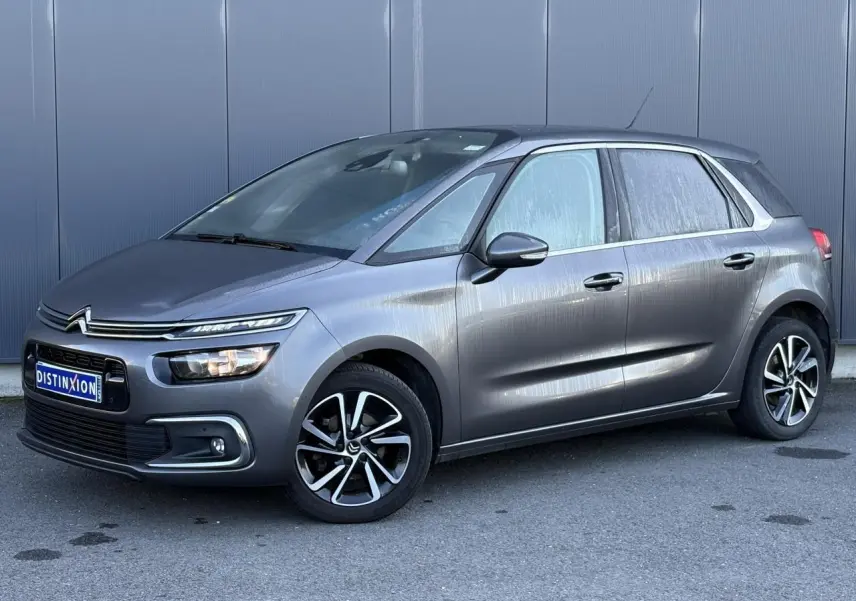 Citroën C4 Picasso gris Platinium vue 3/4 avant droit avec jantes alliage bi-ton et feux LED distinctifs.