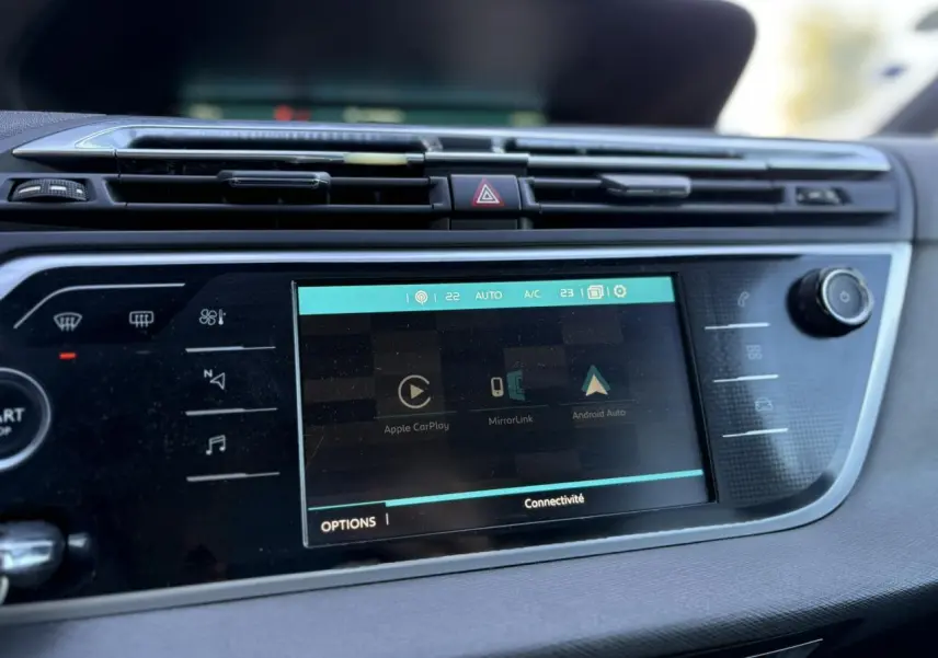 Écran tactile central du tableau de bord de la Citroën C4 Picasso 2017 avec interface Apple CarPlay et Android Auto.