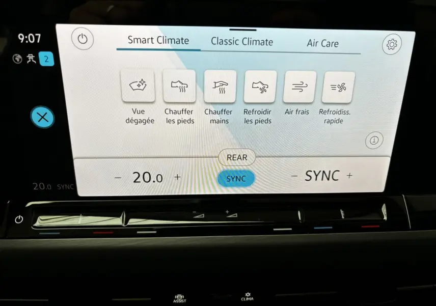 Écran tactile central de la Volkswagen Golf 2024 noir affichant les réglages de climatisation Smart Climate.