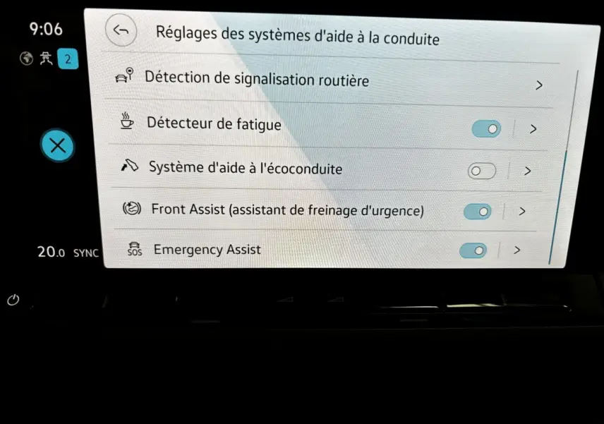 Écran tactile central de la Volkswagen Golf 1.5 ETSI noire affichant les réglages des aides à la conduite.