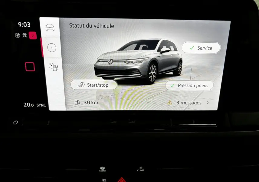 Écran tactile affichant une Volkswagen Golf grise en 3/4 avant droit avec statut véhicule et options service et pression pneus.