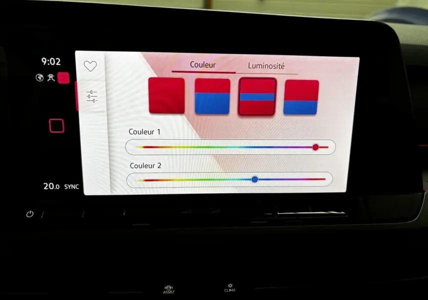 Écran tactile central du Volkswagen Golf 2024 affichant le réglage des couleurs d'ambiance intérieure.
