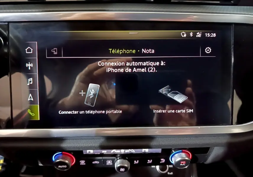 Écran tactile central affichant la connexion Bluetooth dans l’Audi Q3 noir, vue rapprochée du tableau de bord.