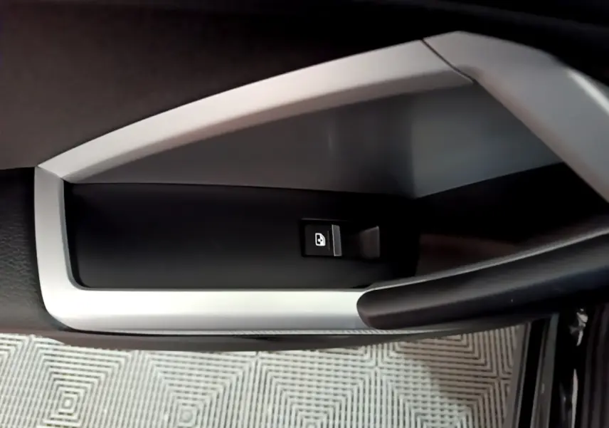 Bouton de verrouillage des portes sur la poignée intérieure côté gauche d'un Audi Q3 noir 2020 Business Line.