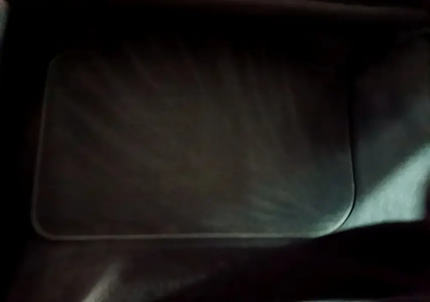 Tapis de sol noir à l'intérieur d'un Audi Q3 35 TDI 150 S tronic Business Line 2020 vue en gros plan