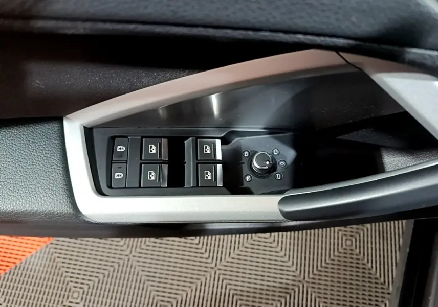 Commande des vitres électriques et réglage des rétroviseurs sur la porte côté conducteur de l'Audi Q3 noir.