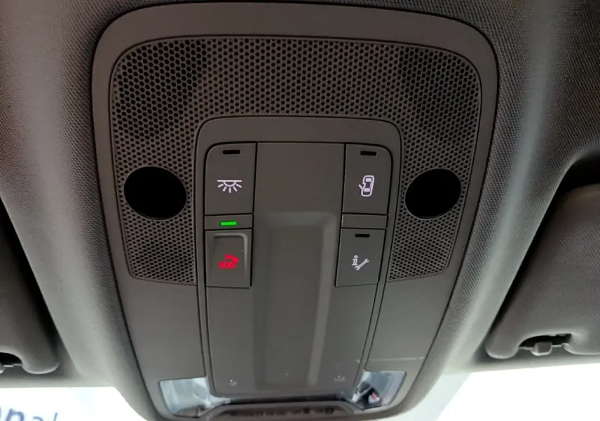 Vue en contre-plongée du plafonnier gris avec commandes SOS et éclairage dans l'Audi Q3 noir 2020