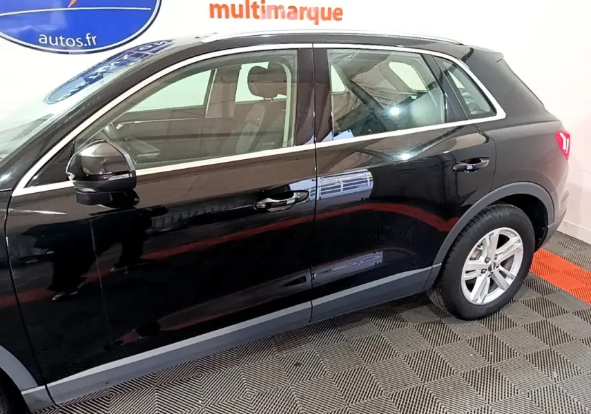 Profil côté gauche d'un Audi Q3 noir 2020, mettant en valeur les jantes alliage et les rétroviseurs électriques.