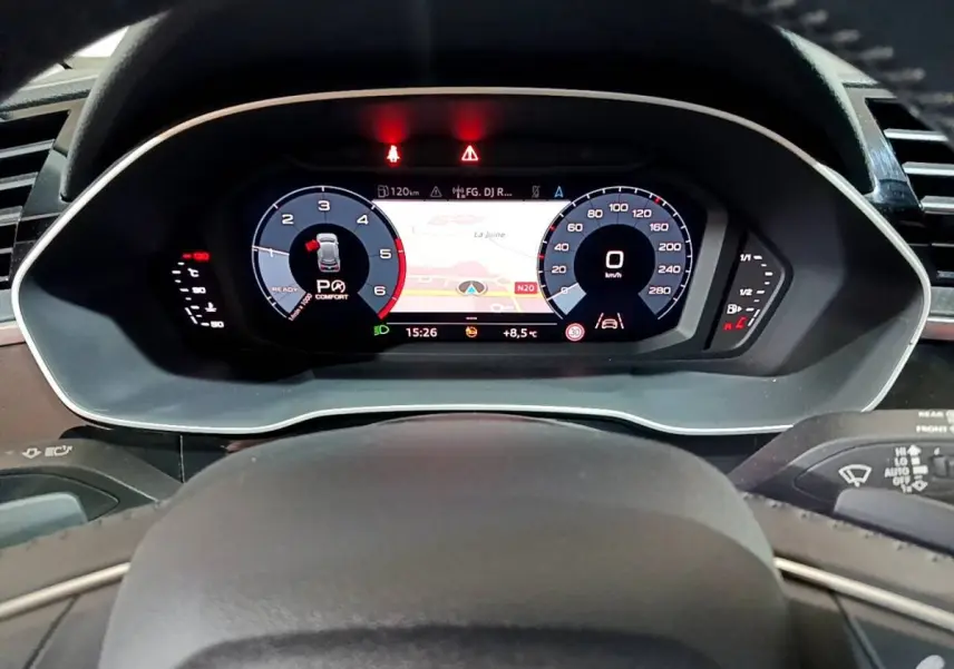 Tableau de bord numérique de l'Audi Q3 35 TDI 150 S tronic Business Line 2020 affichant la navigation et les compteurs.