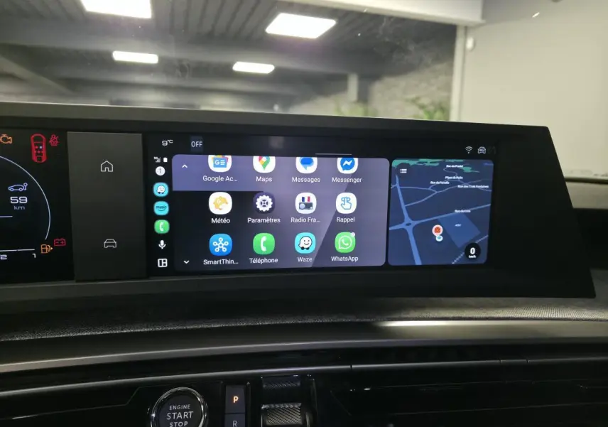 Vue intérieure du tableau de bord du Peugeot 3008 gris 2025 avec écran tactile multifonction et commandes digitales.