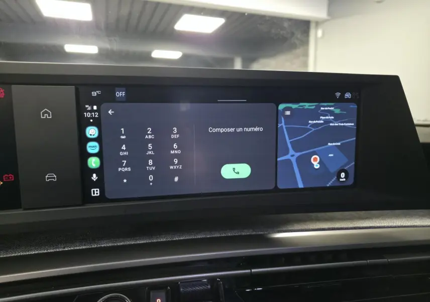 Écran tactile central du Peugeot 3008 Hybrid 2025 affichant la navigation et la fonction appel téléphonique.