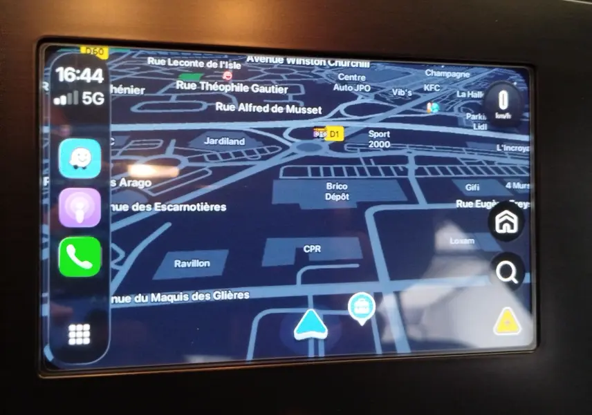 Écran tactile de navigation GPS affichant une carte en mode nuit dans une Renault Mégane gris Titanium, vue intérieure.