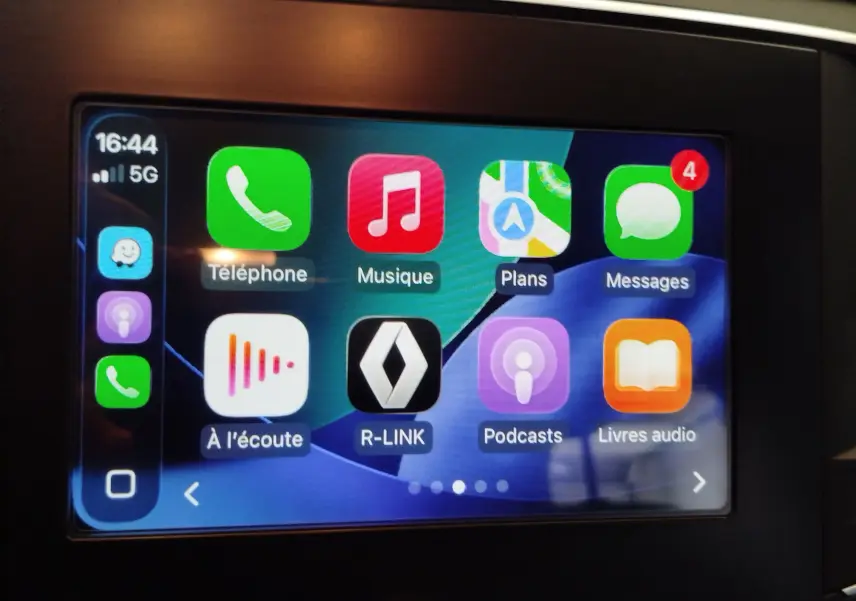 Écran tactile central de la Renault Mégane 2018 affichant l'interface R-LINK avec applications connectées.