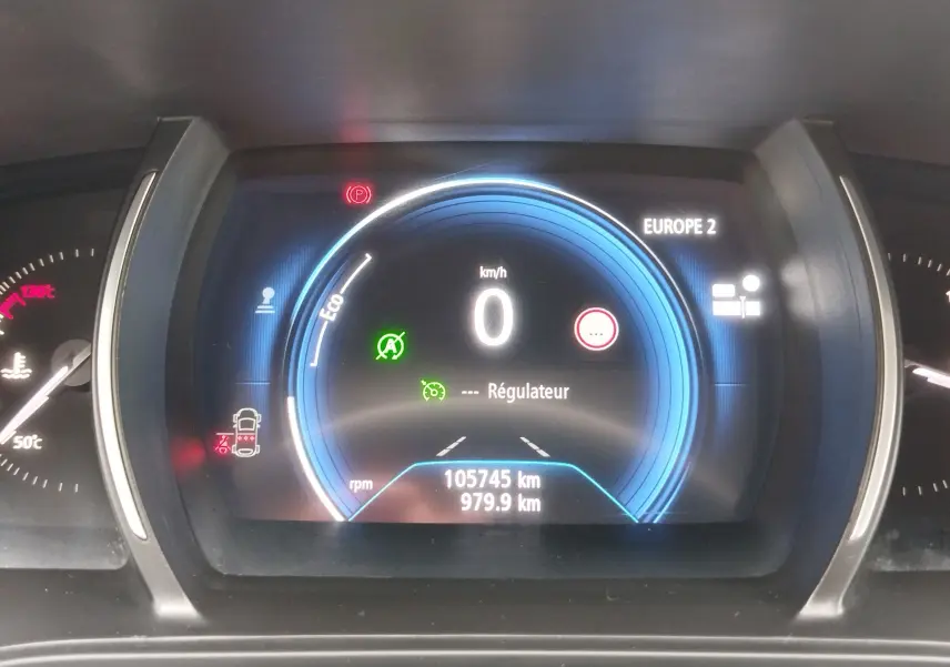Tableau de bord numérique de Renault Mégane 1.5 dCi 2018, affichage central avec compteur de vitesse à zéro km/h.