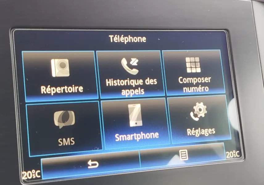 Écran tactile central de la Renault Mégane 1.5 dCi 110ch Business affichant le menu téléphone en intérieur gris.