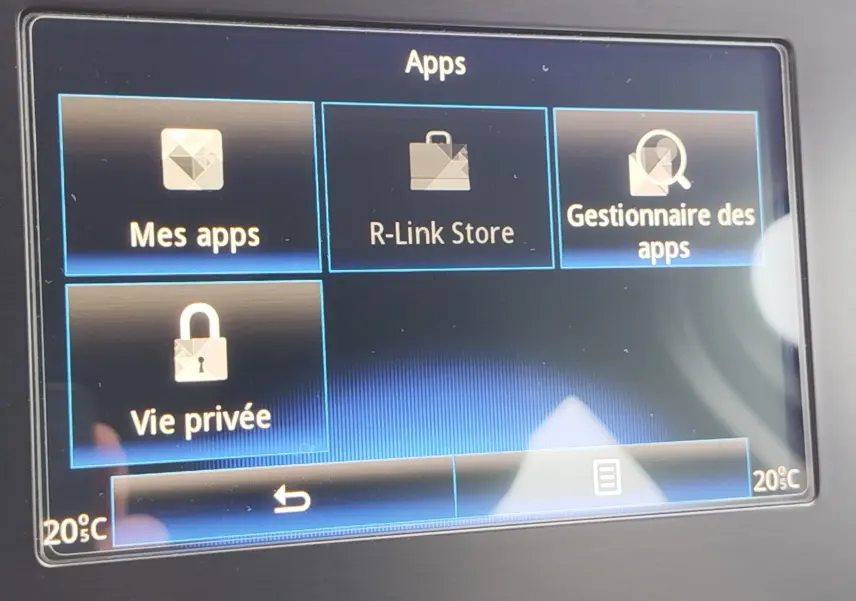 Écran tactile central de la Renault Mégane 2018 affichant le menu des applications avec température à 20°C.