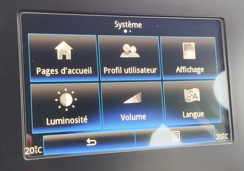 Écran tactile du système multimédia de la Renault Mégane 2018 affichant les réglages de système en intérieur.