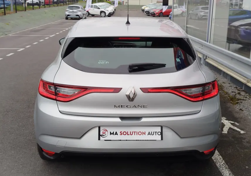 Vue arrière d'une Renault Mégane gris titanium de 2018, avec feux LED caractéristiques et logo central bien visible.