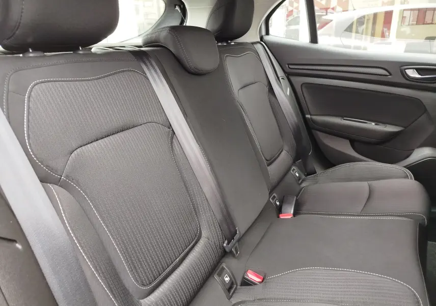 Vue intérieure côté droit des sièges arrière noirs avec surpiqûres blanches de la Renault Mégane 1.5 dCi 2018.