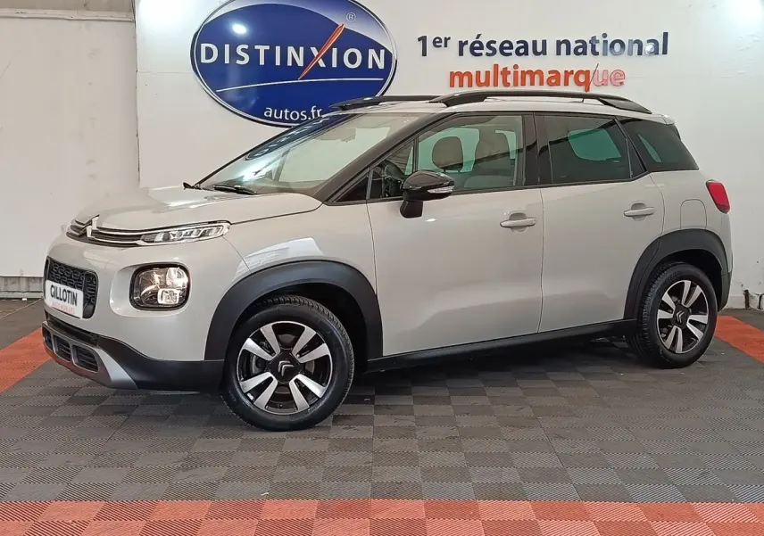 Vue latérale gauche d'un Citroën C3 Aircross beige 2021 avec toit noir et jantes alliage bicolores.