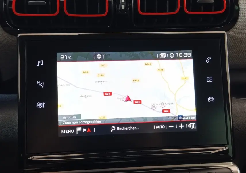 Écran tactile central du système de navigation de la Citroën C3 Aircross beige, affichant une carte routière.