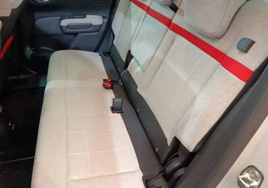 Vue intérieure côté droit des sièges arrière beige avec bande rouge du Citroën C3 Aircross 2021 version Shine.