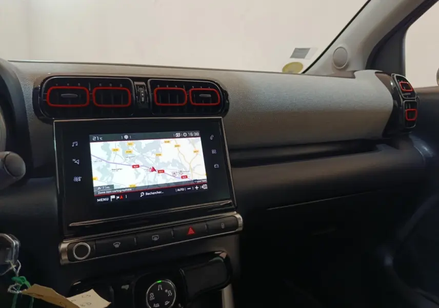 Vue intérieure côté passager du tableau de bord beige et noir de la Citroën C3 Aircross avec écran tactile de navigation.