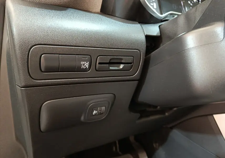 Détail des commandes côté gauche du tableau de bord noir d'une Citroën C3 Aircross beige 2021.