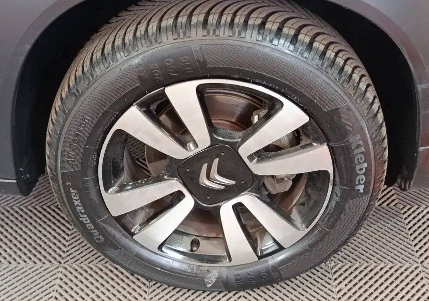 Gros plan sur la roue avant droite du Citroën C3 Aircross beige, mettant en valeur la jante alu bicolore et le pneu Kleber.