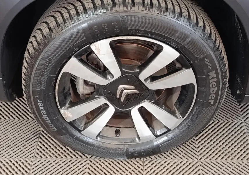 Gros plan sur la roue avant droite d'un Citroën C3 Aircross beige, avec jante alliage et logo Citroën central.