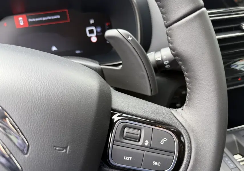 Gros plan sur la commande au volant côté droit du Citroën C5 Aircross gris platinium, avec palettes de changement de vitesse.