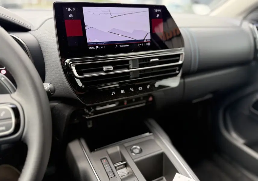 Vue intérieure côté conducteur du tableau de bord et de l'écran tactile du Citroën C5 Aircross 1.5 HDi gris platinium 2025.