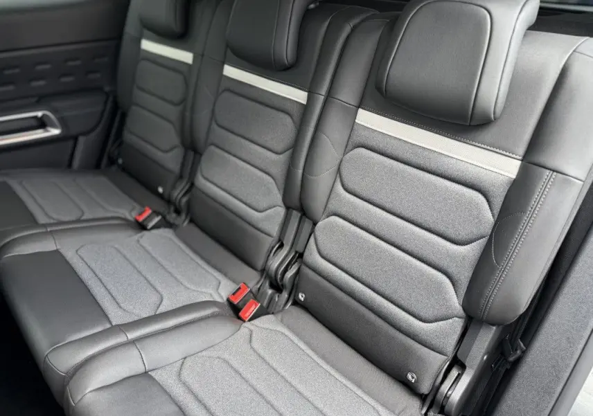 Vue rapprochée des sièges arrière en cuir et tissu gris du Citroën C5 Aircross 2025, soulignant leur design moderne.
