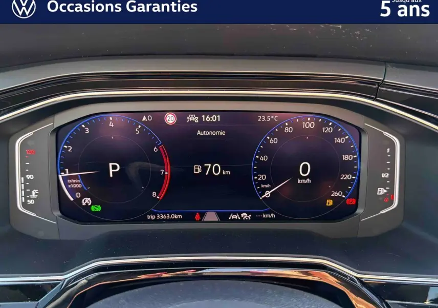 Tableau de bord numérique du Volkswagen Taigo 2025, affichant vitesse, autonomie et température intérieure.