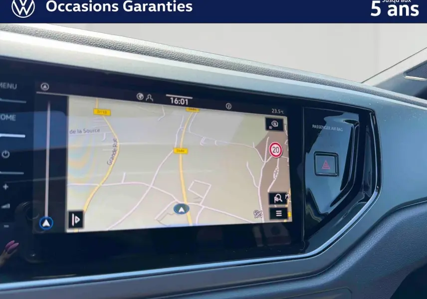 Vue rapprochée de l'écran tactile de navigation du tableau de bord d'un Volkswagen Taigo bleu 2025.