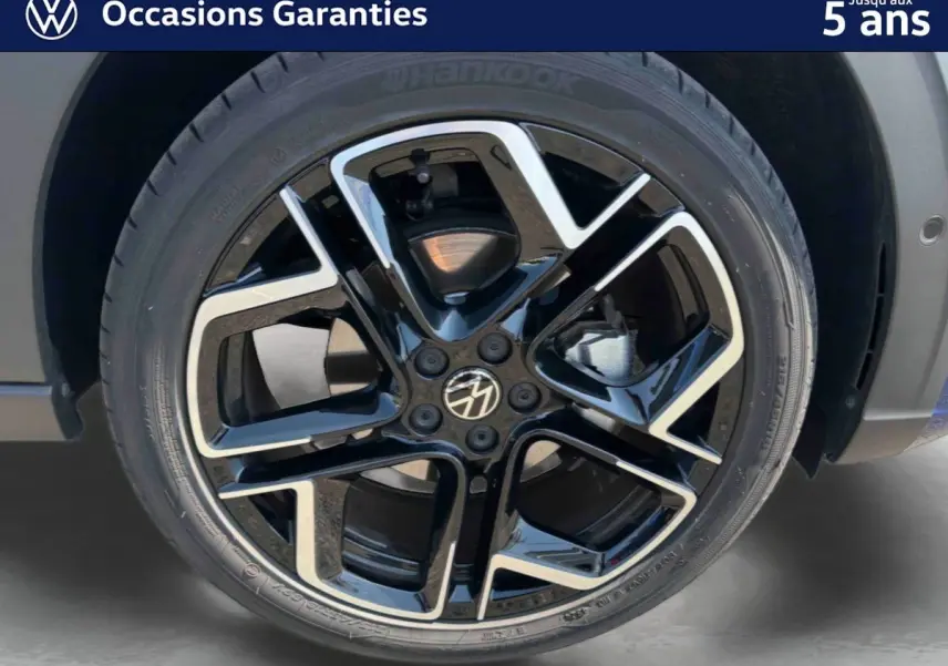 Gros plan sur la jante alliage 18 pouces noire et argentée du Volkswagen Taigo 2025 avec logo VW central.