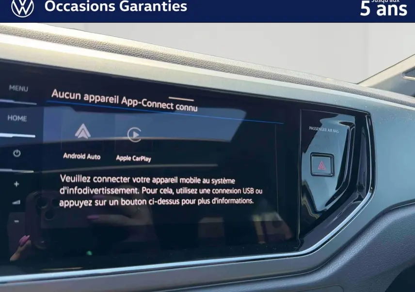 Vue rapprochée de l'écran tactile du tableau de bord du Volkswagen Taigo 2025, affichant la connexion App-Connect.