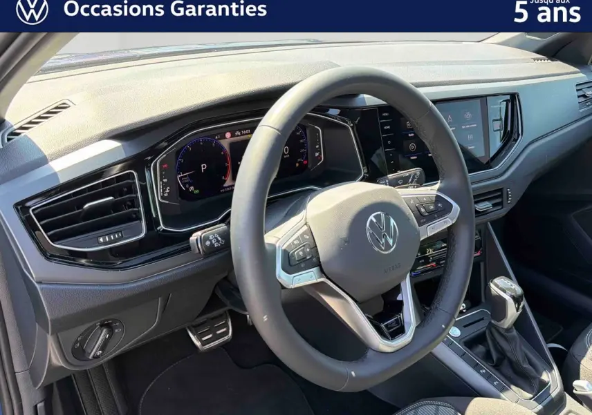 Vue intérieure du tableau de bord et volant cuir multifonctions du Volkswagen Taigo 2025, ambiance moderne et épurée.