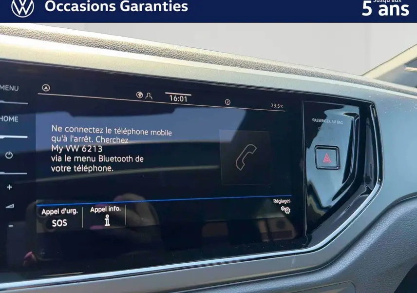 Écran tactile central du Volkswagen Taigo 2025 affichant le menu Bluetooth et les options d'appel d'urgence.