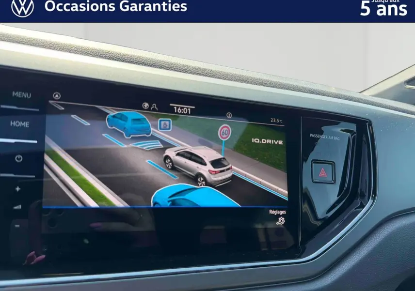 Écran tactile intérieur montrant l'assistance IQ.DRIVE avec vue 3D du véhicule et signalisation routière.