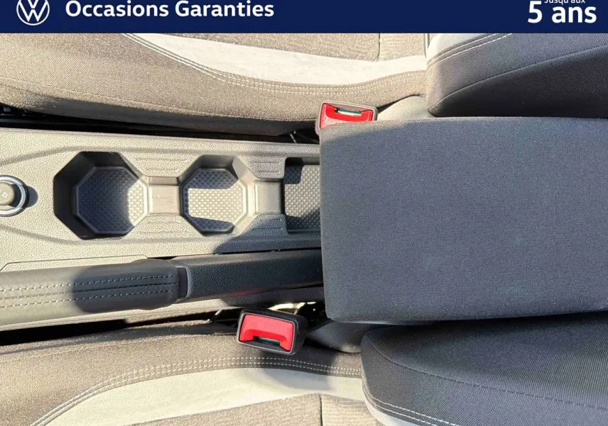 Vue plongeante sur la console centrale et les sièges avant gris foncé du Volkswagen Taigo 2025.