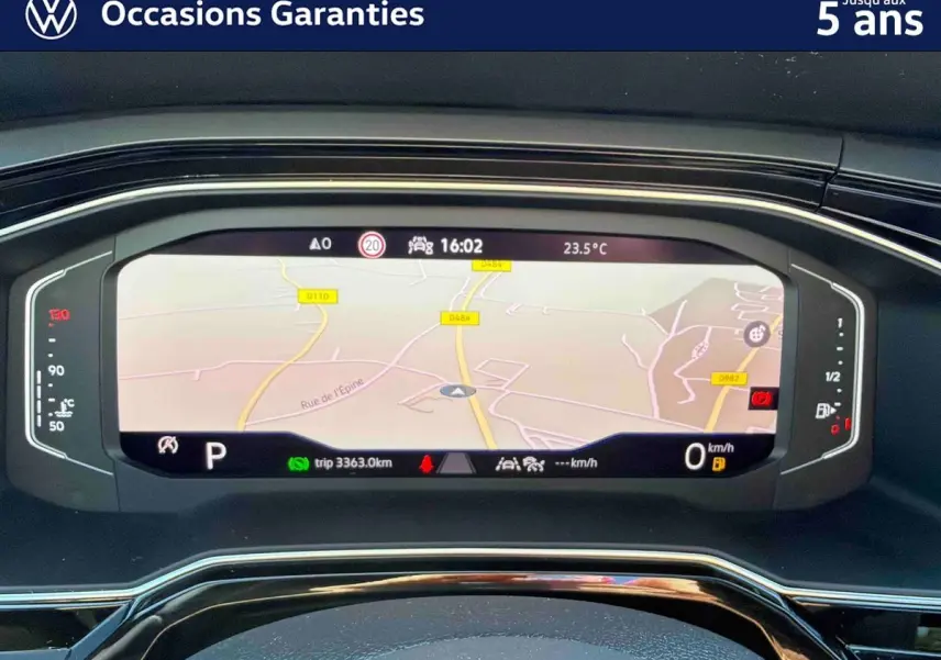 Affichage numérique de navigation et tableau de bord du Volkswagen Taigo bleu, vue rapprochée intérieure.